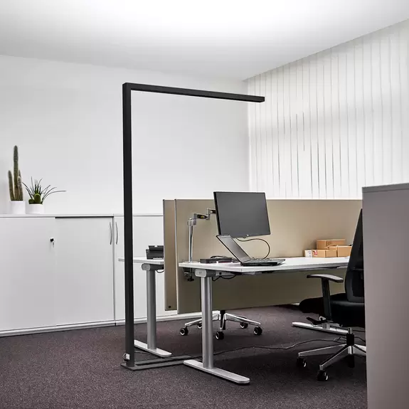 Lampenwelt LED-Büro-Stehlampe Jolinda Sensor, Dimmer, schwarz Fabrikpreis