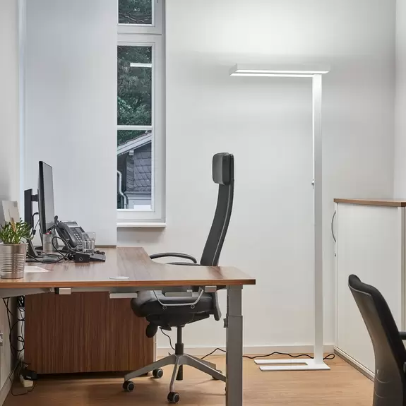 Lampenwelt Arcchio LED-Stehlampe Logan Basic, weiß, 6.000 lm, dimmbar Großer Ausverkauf