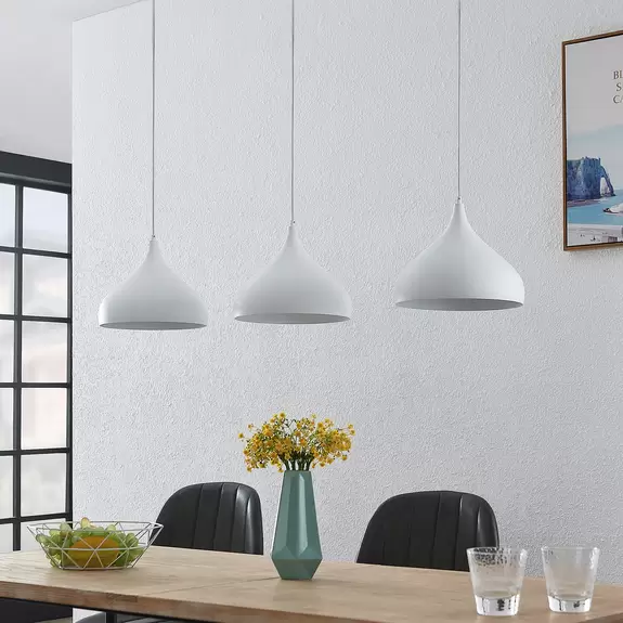 Lampenwelt Lindby Pendelleuchte Elamira, weiß, Alu, 133 cm, 3-flg Kostenlose Rückgabe