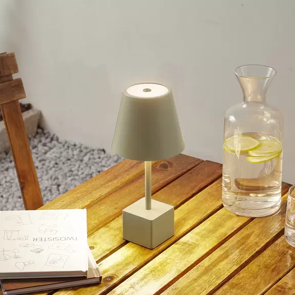Lampenwelt Lindby LED-Akkutischleuchte Janea CUBE, grün, Metall Räumungsverkauf