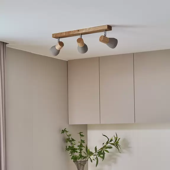 Lampenwelt Lindby Strahler Filiz, 3-flg., 47 cm lang, Holz, Beton Riesige Rabatte
