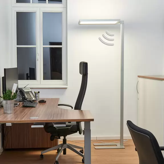 Lampenwelt Silberne Büro-LED-Stehlampe Dorean Kostenlose Rückgabe