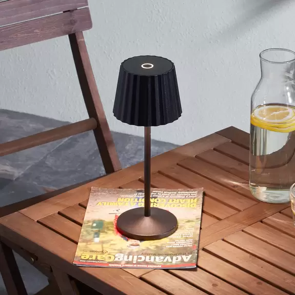 Lampenwelt Lindby LED-Akku-Tischlampe Esali, Rillen, schwarz, Alu, 29cm Letzter Tag