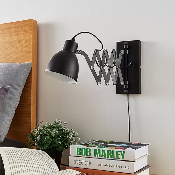 Lampenwelt Schwarze Wandlampe Merle mit Scherenarm Rabatt