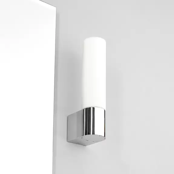 Lampenwelt Praktische Spiegellampe Melike mit Steckdose Super Sparpreis