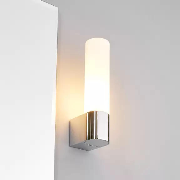 Lampenwelt Praktische Spiegellampe Melike mit Steckdose Super Sparpreis