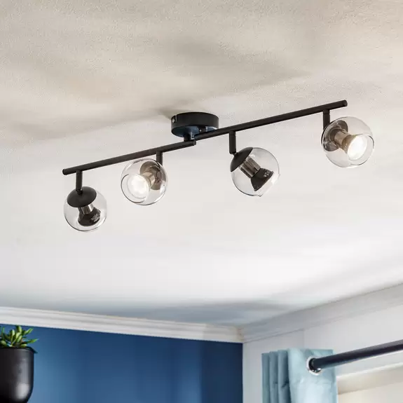Lampenwelt Lindby Strahler Samika, 4-flammig, 70,5 cm, Glas Sonderangebot