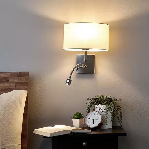 Lampenwelt Weiße Stoff-Wandleuchte Karla mit LED-Leselicht 50% Rabatt für begrenzte Zeit